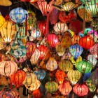 Typical Vietnamese lanterns illuminate Hoi An’s markets, among handicraft stalls and vibrant colors that tell the story of local culture and traditions.