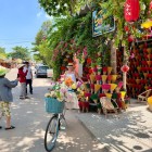 Incense sales in Thuy Xuan: the village streets come alive with intense aromas and handcrafted sticks reflecting local culture.