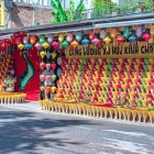 In the village of Thuy Xuan in Hué, Vietnamese incense is made and sold according to ancient traditions, amid enveloping aromas and local craftsmanship.