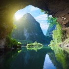 The caves of Tam Cốc open among spectacular karst formations, with rivers flowing through them and breathtaking natural landscapes.