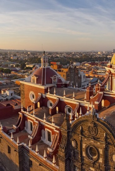 Puebla’s historic center enchants with elegant squares, a grand baroque cathedral, colorful streets, artisan markets and a lively, authentic atmosphere.