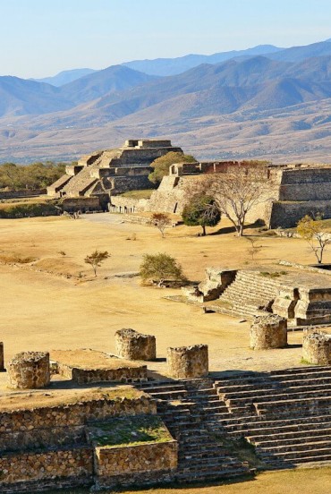 Monte Albán, an impressive pre-Columbian site in Oaxaca, overlooks a spectacular valley with terraces, pyramids and ancient ceremonial plazas. A sacred place rich in Zapotec history.