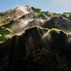 The waterfalls of Sumidero Canyon flow gently over moss-covered rocks, creating sparkling droplets in the sunlight. A magical corner of Chiapas where nature and light blend into an enchanting landscape.