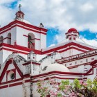 The Church of Santo Domingo de Guzmán in Chiapa de Corzo combines a colonial façade, baroque details and the region’s distinctive red tones. One of the most iconic sites among Mexico’s pueblos mágicos.