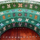 Vibrant traditional motifs decorate the church portal: floral patterns, colorful crosses and hand-painted Tzotzil symbols form an arch filled with culture, identity and spirituality.