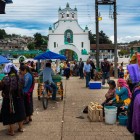 The market square in front of the Church of St. John the Baptist is a lively mosaic of colors, stalls, fruit, artisans and Indigenous women, where Maya traditions and colonial charm meet.