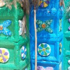 The vibrant floral reliefs and Tzotzil symbols on the San Juan Chamula portal, painted in bright shades of green, blue, and light blue, reflect the spiritual and symbolic identity of the Tzotzil people.