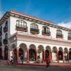 San Cristóbal’s City Hall, often called the “Palacio de Gobierno,” is a Neoclassical building featuring a series of arches supported by colorful Tuscan columns.