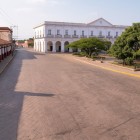 The white municipal palace of Tehuantepec dominates the central square with its elegant porticoes, surrounded by colonial streets, shaded trees, and the lively atmosphere of southern Mexico.