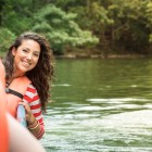 A boat trip through the Sumidero Canyon brings smiles and pure nature: calm waters, towering cliffs, and lush greenery surrounding every moment of the journey.