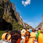 Sailing by motorboat through the Sumidero Canyon means crossing towering cliffs hundreds of meters high, surrounded by wild nature, green waters, and spectacular Chiapas scenery.