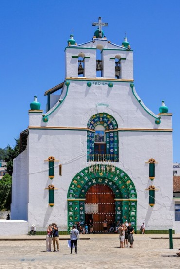 The Church of Saint John the Baptist in San Cristóbal no longer belongs to the local diocese: residents practice autonomous traditional rituals, preserving a deep spirituality rooted in their cultural identity.