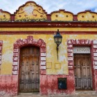 A typical colonial-style shoe shop in San Cristóbal, with an ochre-yellow façade and time-worn red details that reflect the authentic charm of this Chiapas town.