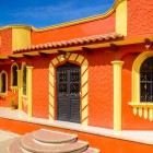 The houses of Zinacantán, in Chiapas, feature simple, colorful architecture with decorated façades, vibrant tones, low roofs and handcrafted details that reflect Tzotzil culture and traditions.