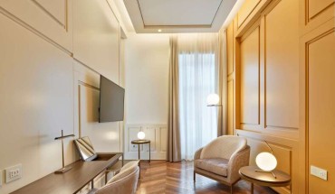De Bonart Naples, Curio Collection by Hilton