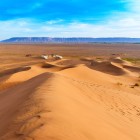 In the Tizi desert near Zagora, Berber camps lie among dunes and silence. Tents with rugs and lanterns, soft lights and starry skies create an authentic experience.