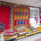 Taznakht rugs in Siroua wool, handwoven (kilim or short pile) with natural dyes. Soft and durable, they reflect Moroccan craftsmanship.
