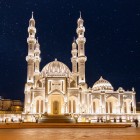 The magnificent mosque of Baku impresses with its elegant architecture, imposing domes and illuminated minarets, a spiritual and cultural symbol of the Azerbaijani capital.