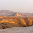 The mountains of Gobustan offer spectacular landscapes with golden hills and rolling profiles: a charming, authentic setting ideal for discovering Azerbaijan’s natural beauty.