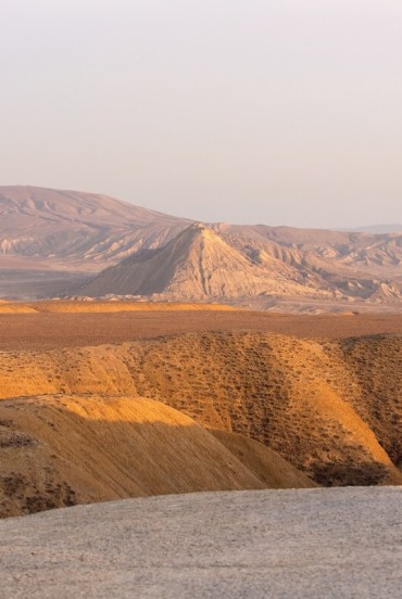 The mountains of Gobustan offer spectacular landscapes with golden hills and rolling profiles: a charming, authentic setting ideal for discovering Azerbaijan’s natural beauty.