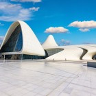 The Heydar Aliyev Cultural Center in Baku stands out for its fluid, modern lines, symbol of contemporary Azerbaijani architecture set in a wide urban space.