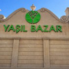 Yasil Bazar in Baku is the city’s green market, famous for fresh products, spices and typical Azerbaijani flavors in a lively, authentic atmosphere.