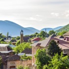 Sheki, in the Azerbaijani High Caucasus, enchants with historic houses, wooden roofs and green hills: one of the most charming and visited cities in the region.