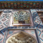 The Sheki Khan’s Palace enchants with colorful mosaics, shebeke stained glass and Persian decorations, an 18th-century jewel in the heart of the Caucasus.