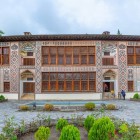 The Sheki Khan’s Palace captivates with colorful mosaics, shebeke stained glass and geometric motifs, framed by an elegant and charming green courtyard.