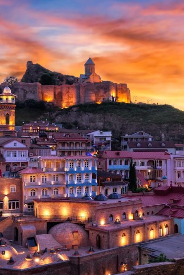 wooden balconies and ancient baths at the foot of the fortress: a charming blend of history, culture and Caucasian atmosphere