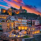 Tbilisi’s Old Town enchants with colorful houses, wooden balconies and ancient baths at the foot of the fortress: a unique blend of history, culture and Caucasian soul.
