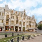 Walking along Rustaveli Avenue in Tbilisi means discovering elegant buildings, historic theaters and lively cafés, immersed in culture and cosmopolitan charm.