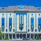 The National Museum of Tbilisi preserves archaeological treasures, ancient gold and unique artifacts that tell millennia of Georgian history and culture.