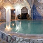 The sulfur baths, with waters between 38 and 45°C, offer relaxation and wellness: ideal for the skin and easing joint pain in a rejuvenating experience.