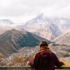 From the Gudauri viewpoint, the view opens onto the majestic Caucasus Mountains: a spectacular panorama of deep valleys, alpine villages, and snow-capped peaks.