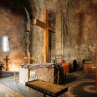 Biserica Jvari domină valea Mtskheta, unde râurile Aragvi și Kura se întâlnesc: o capodoperă a arhitecturii georgiene, înconjurată de coline verzi și peisaje ale Caucazului.