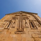 Detail of the carved cross on the façade of the Ananuri church: refined medieval bas-reliefs decorate the stone, a testament to Georgian sacred art of the 17th century.