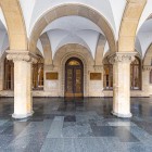 Entrance with elegant arches and columns of the Stalin Museum in Gori, birthplace of the Soviet leader, an example of monumental architecture in the heart of Georgia.