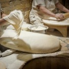 The preparation of lavash in Armenia is an ancient ritual: the dough is hand-stretched, placed in the underground tonir oven and baked in minutes, becoming fragrant and golden.