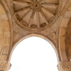 Elegant stone arches support a refined central dome with radial patterns. Georgian architecture expresses harmony, solidity and richly carved decorations.