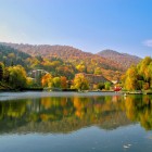 Lake Parz, nestled in the forests of Dilijan, is a peaceful oasis at 1,900 m. Ideal for trekking and relaxation, it offers pristine nature and a charming atmosphere.