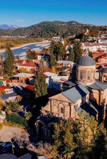 Kutaisi, one of the oldest cities in Georgia, enchants with the Annunciation Temple and the Rioni River. A unique blend of history, culture and scenic landscapes.