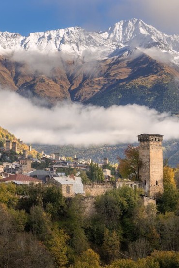 Mestia, in the heart of Svaneti, enchants with medieval towers, alpine landscapes and ancient traditions. A unique destination of culture, nature and stunning views.