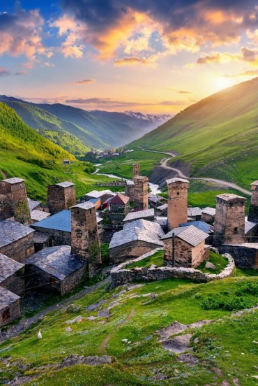Ushguli, one of the highest villages in Europe, enchants with medieval towers and alpine landscapes. A unique place in Svaneti, rich in history and nature.