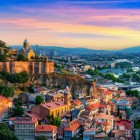 Tbilisi’s Old Town enchants with colorful houses, wooden balconies and ancient baths at the foot of the fortress: a unique blend of history, culture and Caucasian soul.