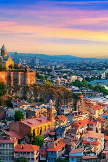 Tbilisi’s Old Town enchants with colorful houses, wooden balconies and ancient baths at the foot of the fortress: a unique blend of history, culture and Caucasian soul.