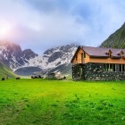 Typical mountain house in Juta, at the foot of Chaukhebi: set among green meadows and surrounded by towering peaks, it offers an authentic and evocative landscape in the heart of the Caucasus.