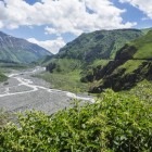 View of the Dariali Gorge in the Kazbegi district: a spectacular canyon carved by the Terek River on the border between Georgia and Russia, with rocky cliffs and wild nature.