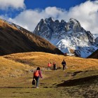 Panoramic trekking in the Juta Valley, along high-altitude trails surrounded by spectacular scenery dominated by the peaks of the Chaukhi Massif, in the heart of the Georgian Caucasus.