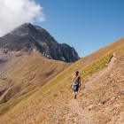 Scenic trail to Sabertse Pass, among high-altitude slopes and Caucasus silence, along one of the most evocative treks in the Kazbegi area.